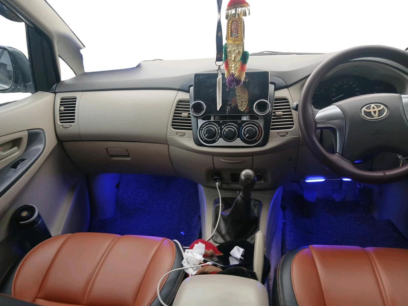 2014 Toyota Innova 2.5 GX 7 STR, Diesel, Manual, 2,57,018 km, interior