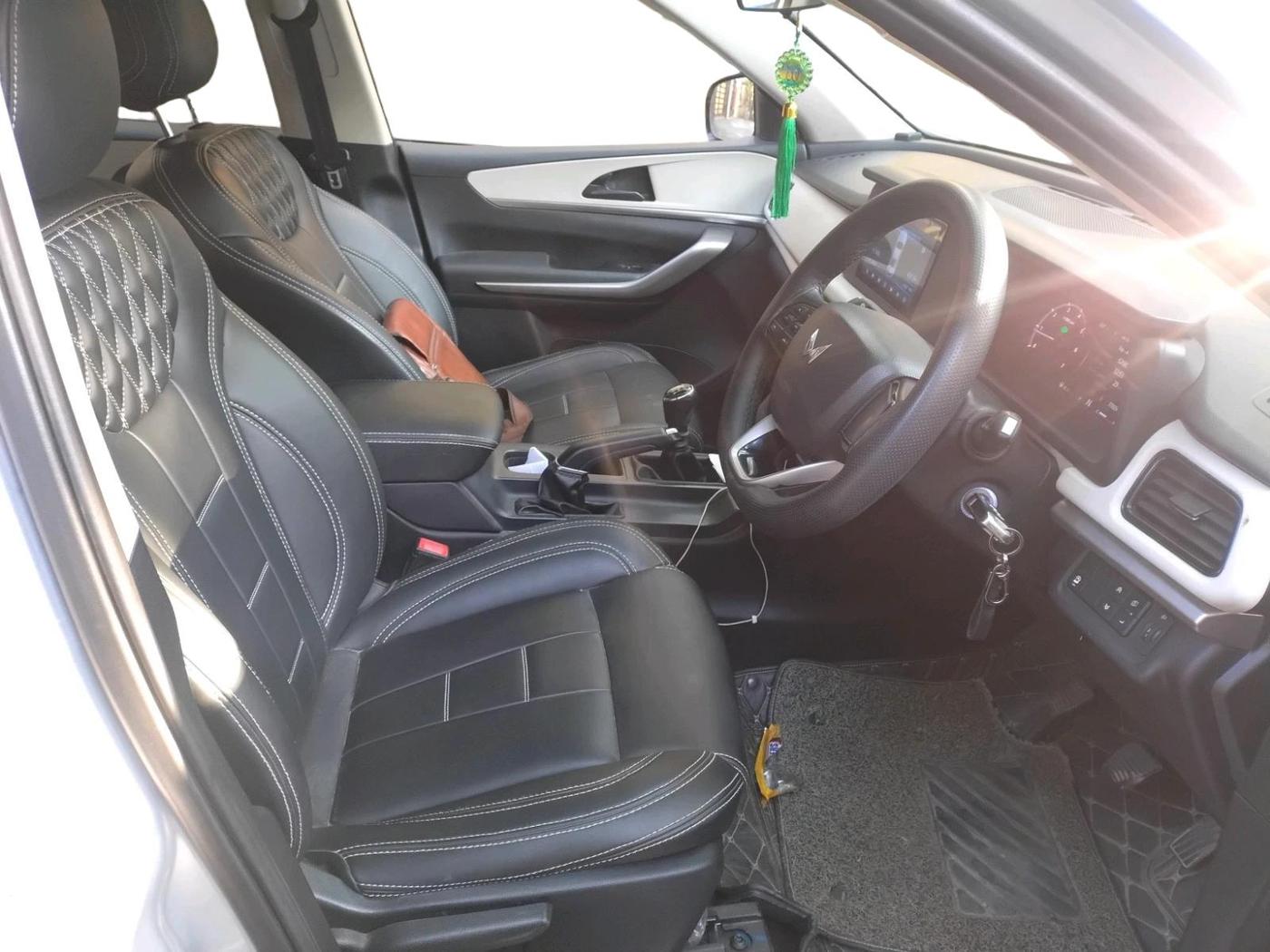 2022 Mahindra XUV700 MX P MT 5 STR, Petrol, Manual, 7,30,000 km, interior