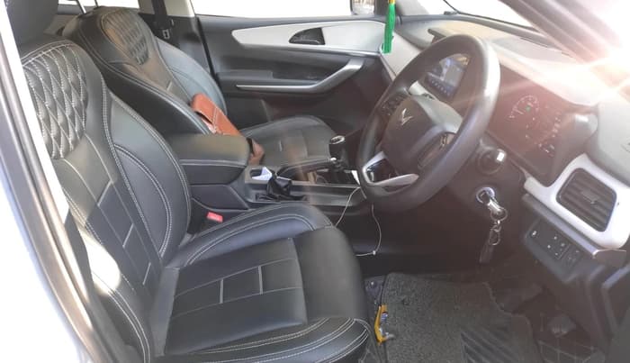 2022 Mahindra XUV700 MX P MT 5 STR, Petrol, Manual, 7,30,000 km, interior