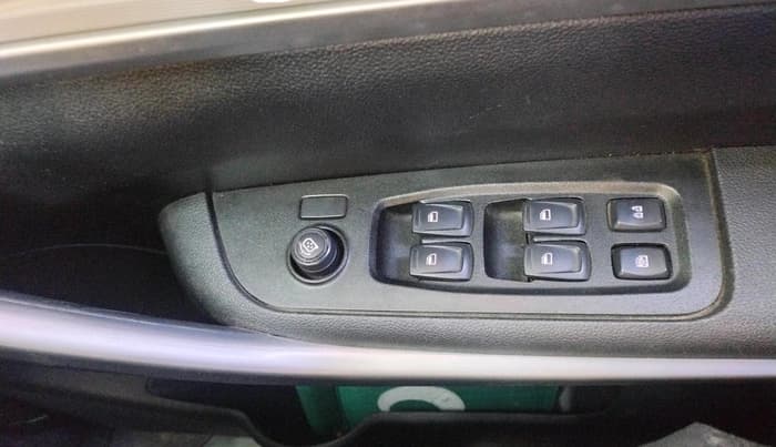 2022 Mahindra XUV700 MX P MT 5 STR, Petrol, Manual, 7,30,000 km, interior