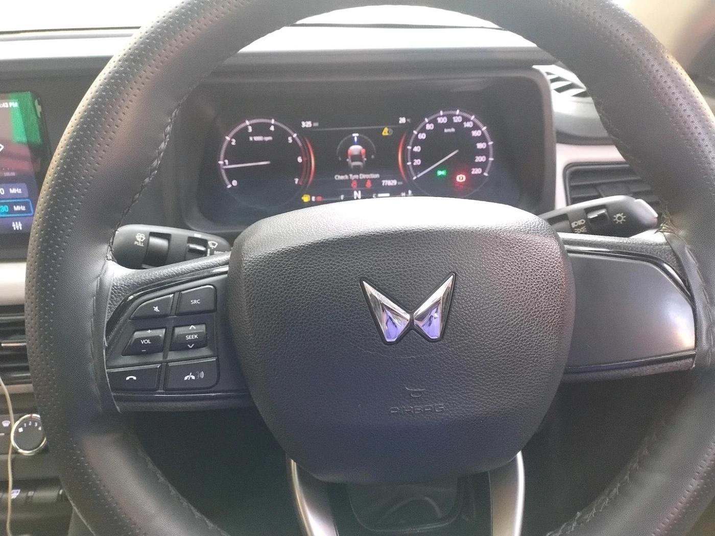 2022 Mahindra XUV700 MX P MT 5 STR, Petrol, Manual, 7,30,000 km, interior