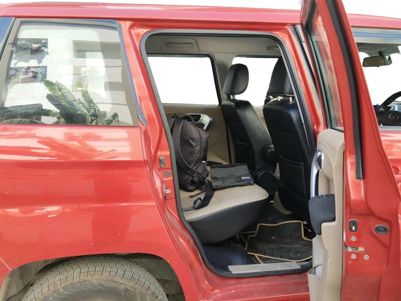 2018 Mahindra TUV300 T10, Diesel, Manual, 83,394 km, interior