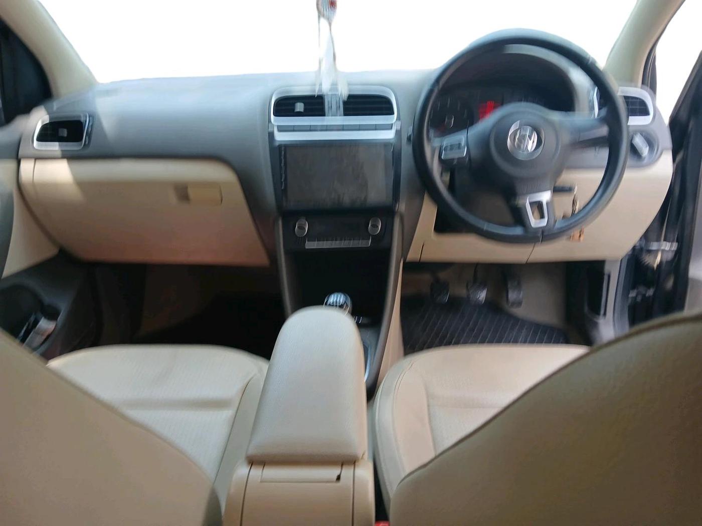 2014 Volkswagen Vento HIGHLINE 1.6 MPI, Petrol, Manual, 96,744 km, interior