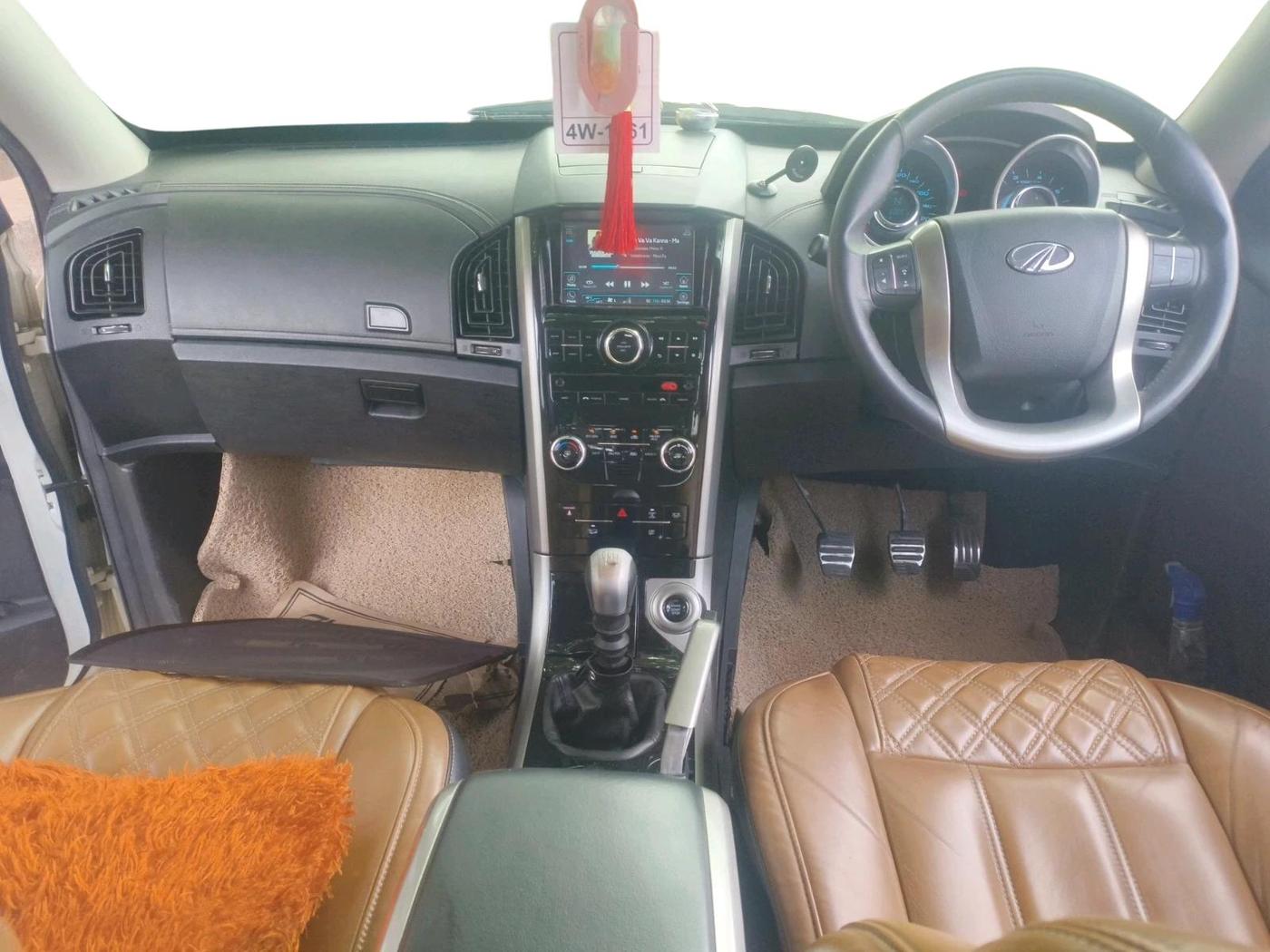 2018 Mahindra XUV500 W11, Diesel, Manual, 88,887 km, interior