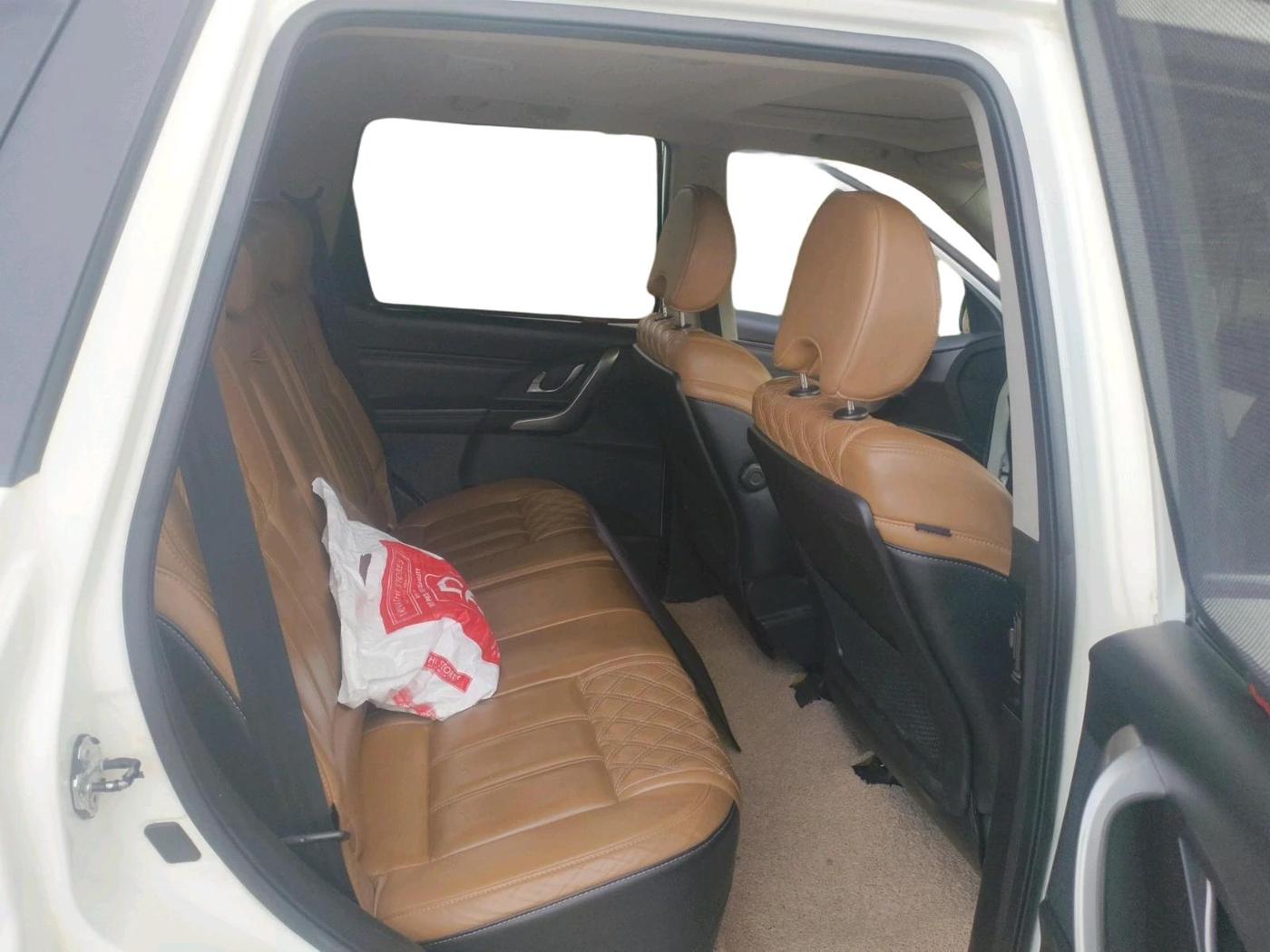 2018 Mahindra XUV500 W11, Diesel, Manual, 88,887 km, interior