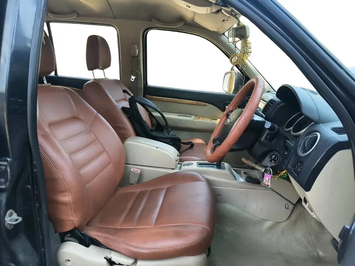 2011 Ford Endeavour 3.0L 4X4 AT, Diesel, Automatic, 71,869 km, interior