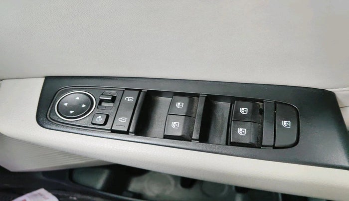 2025 KIA Carens Clavis EV HTX, Electric, Automatic, 10,106 km, interior