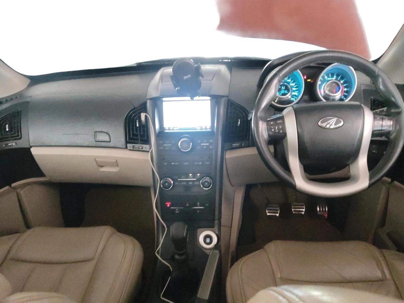 2017 Mahindra XUV500 W10, Diesel, Manual, 1,16,580 km, interior