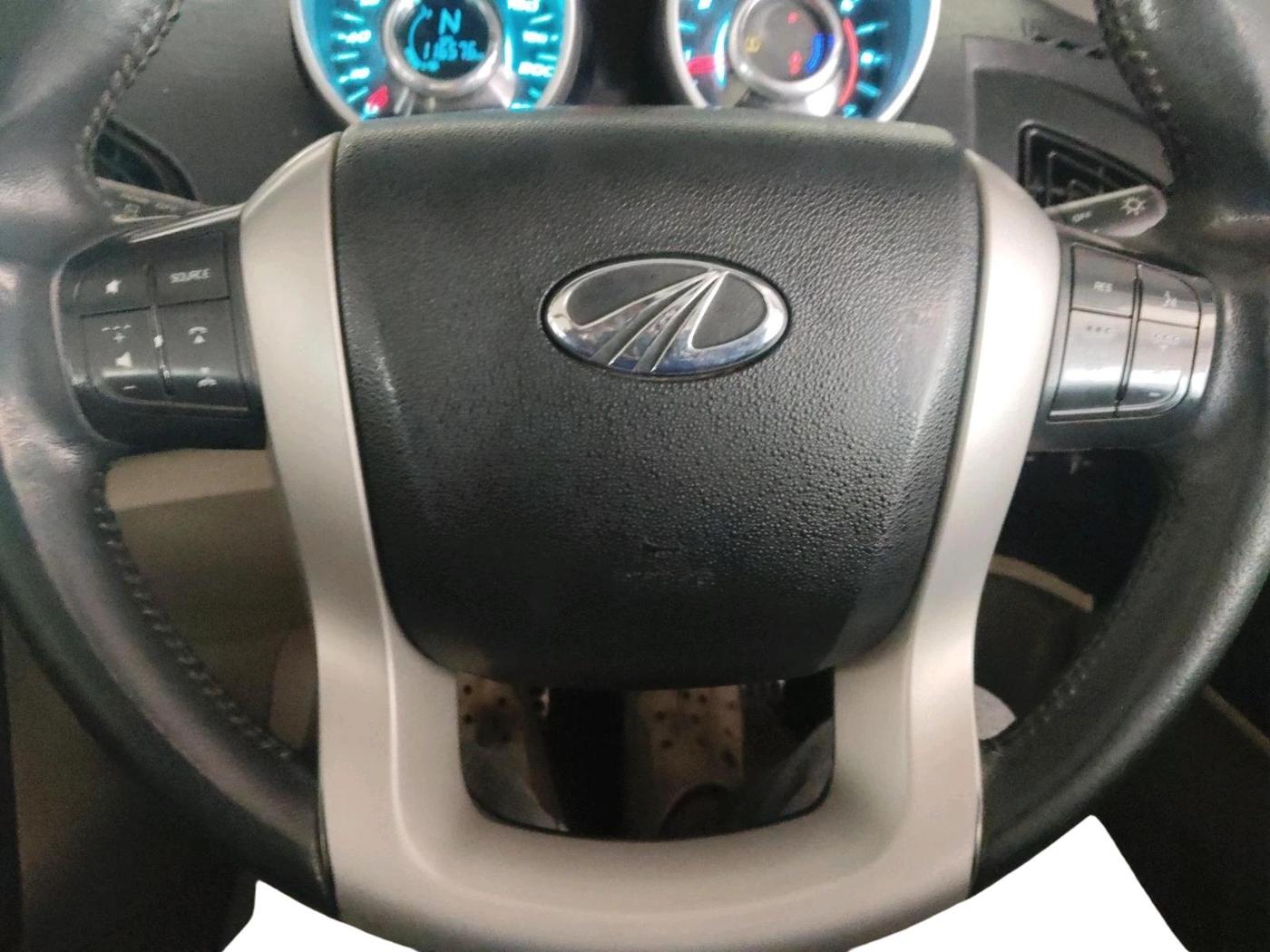 2017 Mahindra XUV500 W10, Diesel, Manual, 1,16,580 km, interior