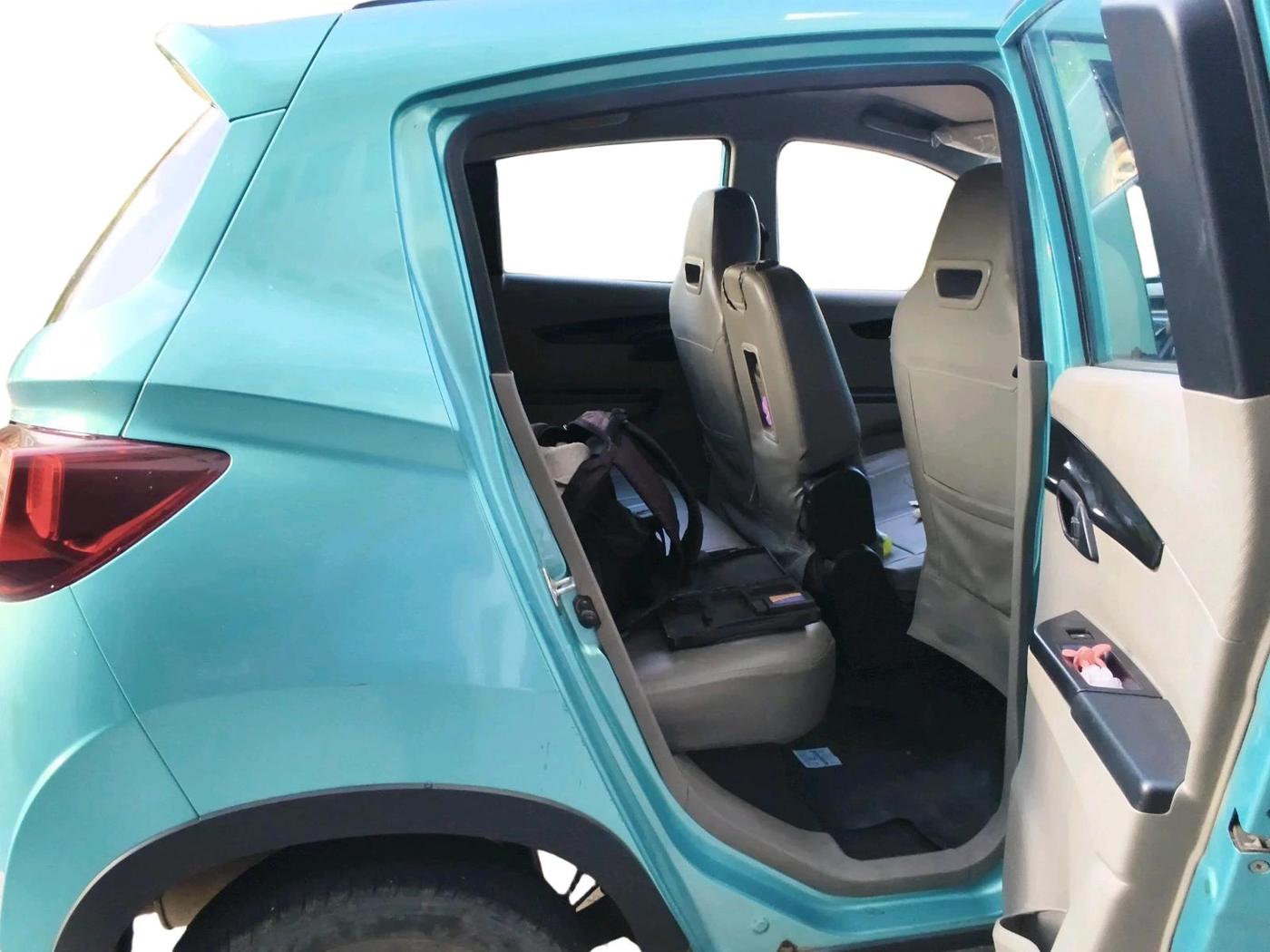 2016 Mahindra Kuv100 K4 6 STR, Petrol, Manual, 98,694 km, interior