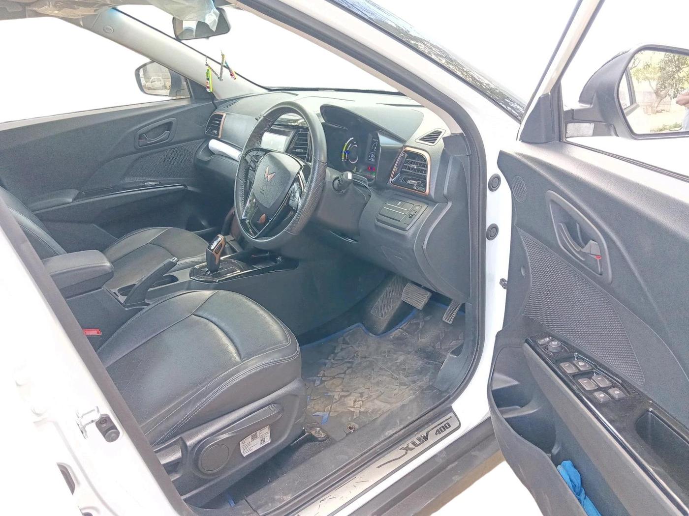 2023 Mahindra XUV400 EL 7.2 KW, Electric, Automatic, 22,760 km, interior
