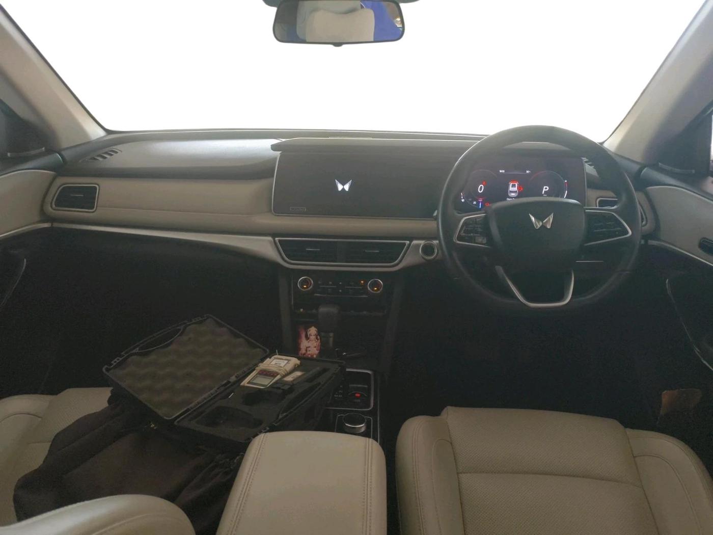 2022 Mahindra XUV700 AX 7 LUXURY P AT 7 STR, Petrol, Automatic, 31,426 km, interior