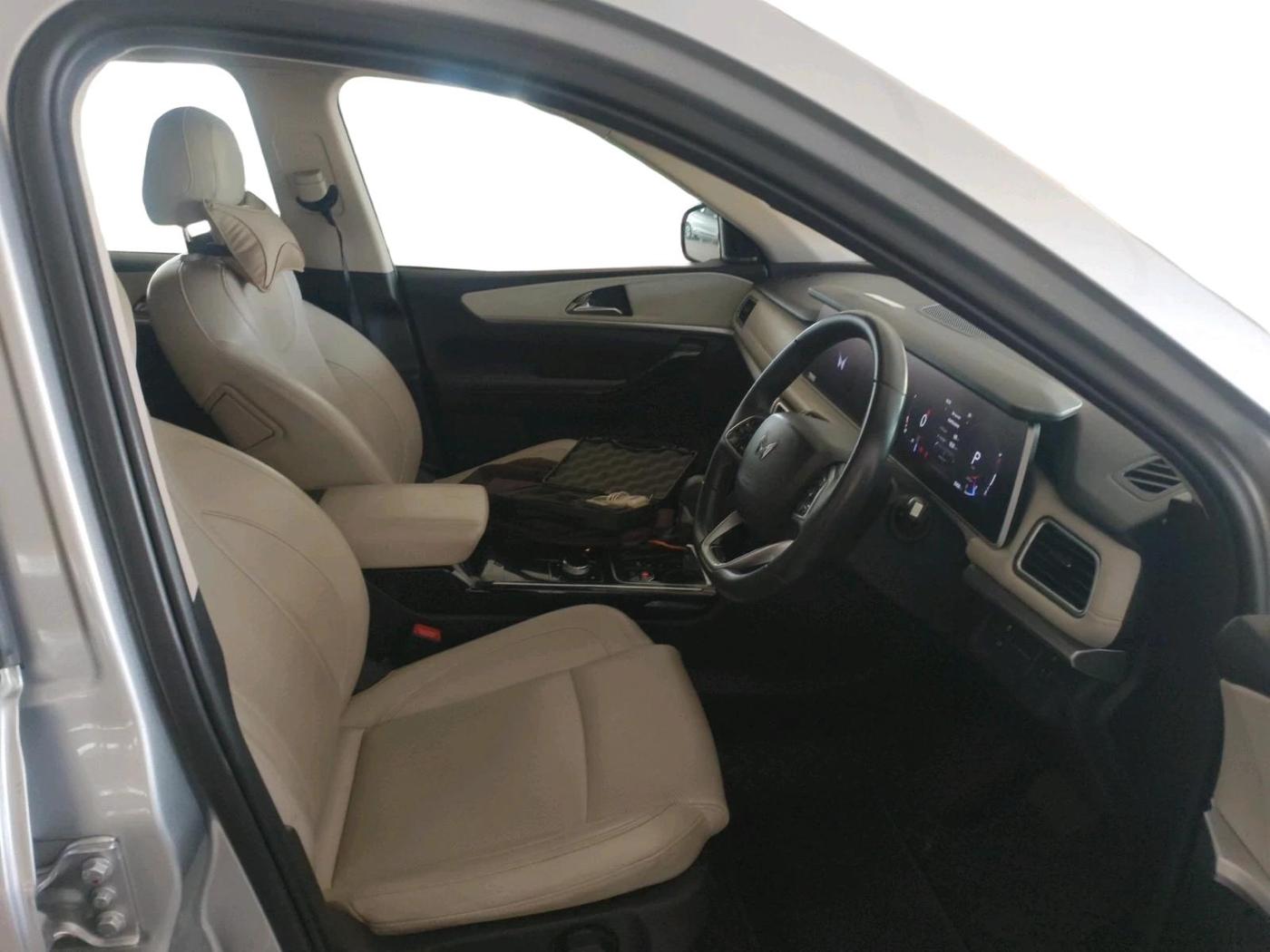 2022 Mahindra XUV700 AX 7 LUXURY P AT 7 STR, Petrol, Automatic, 31,426 km, interior