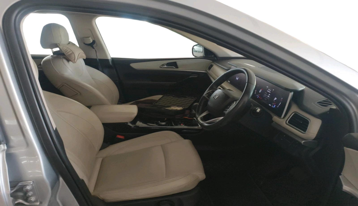2022 Mahindra XUV700 AX 7 LUXURY P AT 7 STR, Petrol, Automatic, 31,426 km, interior