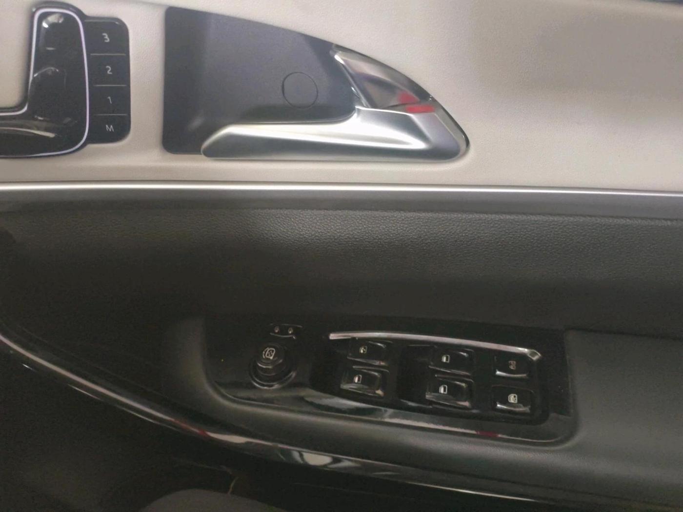 2022 Mahindra XUV700 AX 7 LUXURY P AT 7 STR, Petrol, Automatic, 31,426 km, interior