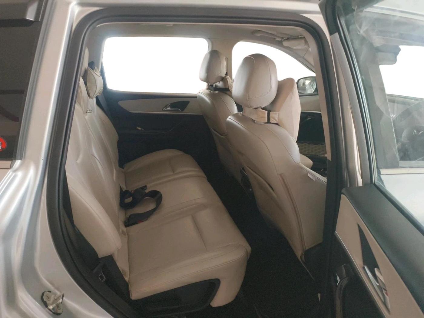 2022 Mahindra XUV700 AX 7 LUXURY P AT 7 STR, Petrol, Automatic, 31,426 km, interior