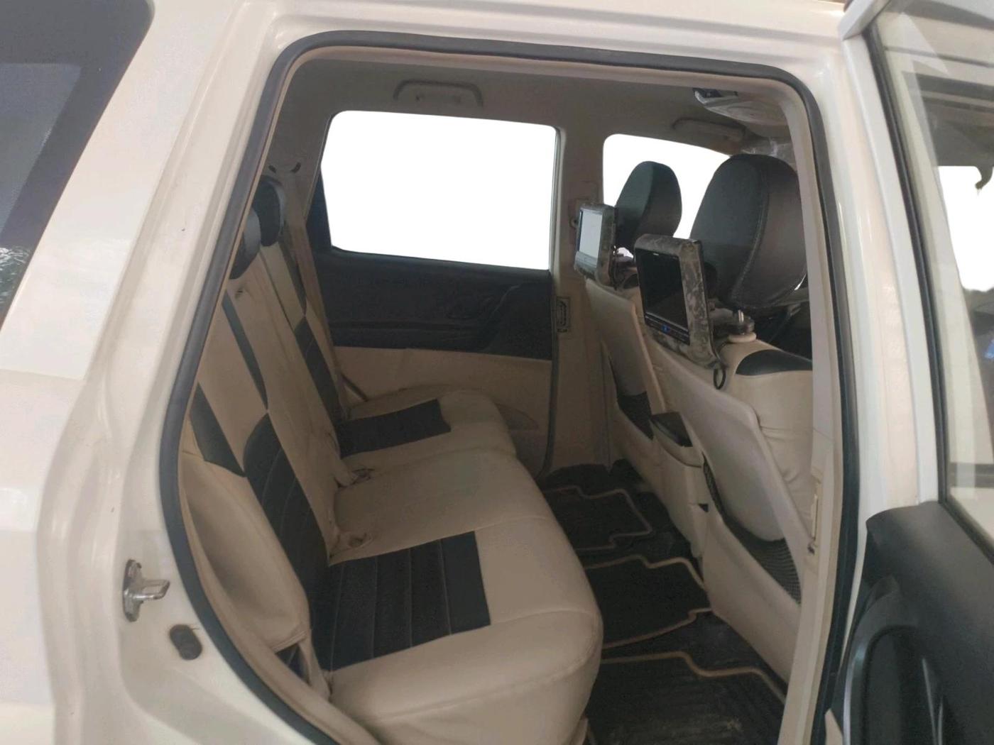 2016 Mahindra XUV500 W4, Diesel, Manual, 94,086 km, interior