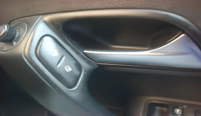 2016 Volkswagen Polo COMFORTLINE 1.2L, Petrol, Manual, 66,258 km, interior