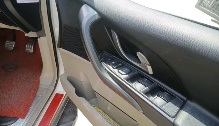 2016 Mahindra XUV500 W10, Diesel, Manual, 1,21,914 km, interior