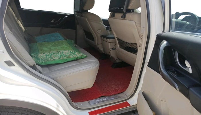 2016 Mahindra XUV500 W10, Diesel, Manual, 1,21,914 km, interior