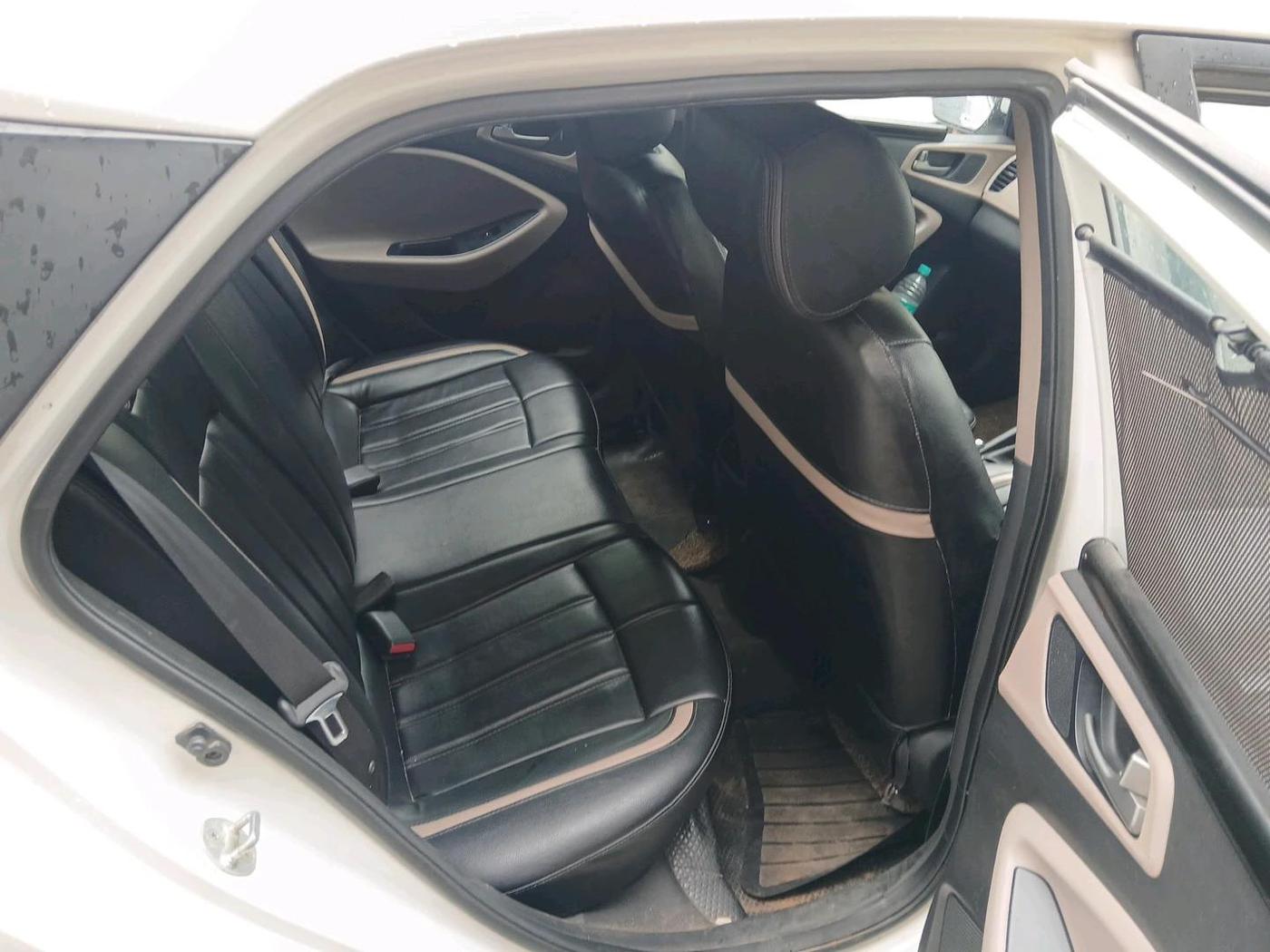 2015 Hyundai Elite i20 SPORTZ 1.4 CRDI, Diesel, Manual, 1,36,000 km, interior