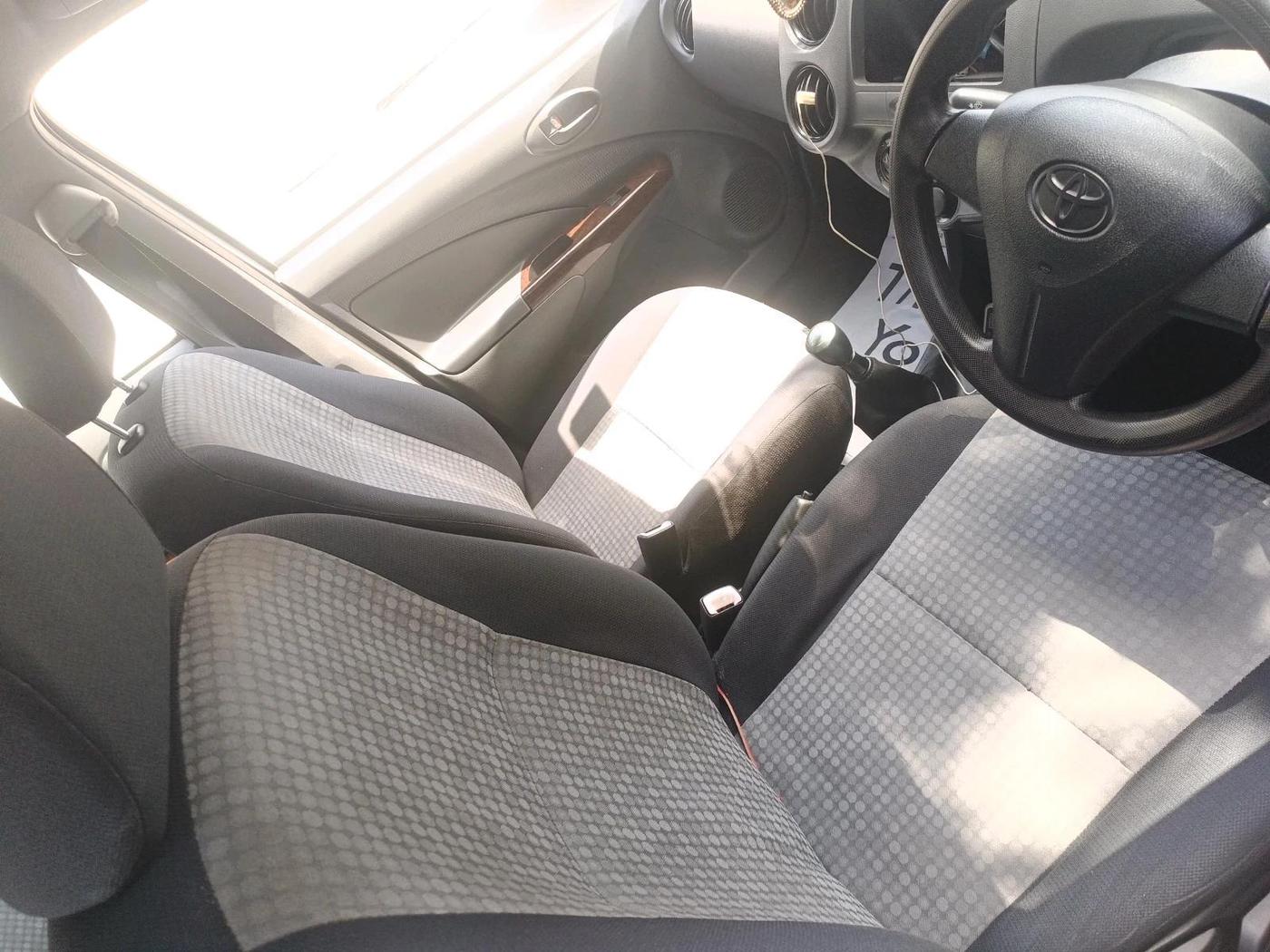 2013 Toyota Etios Liva G, Petrol, Manual, 1,07,468 km, interior