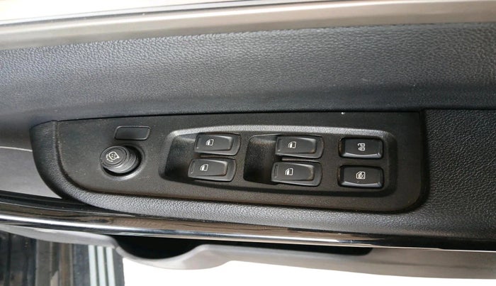 2023 Mahindra XUV700 AX 5 D AT 7 STR, Diesel, Automatic, 43,070 km, interior