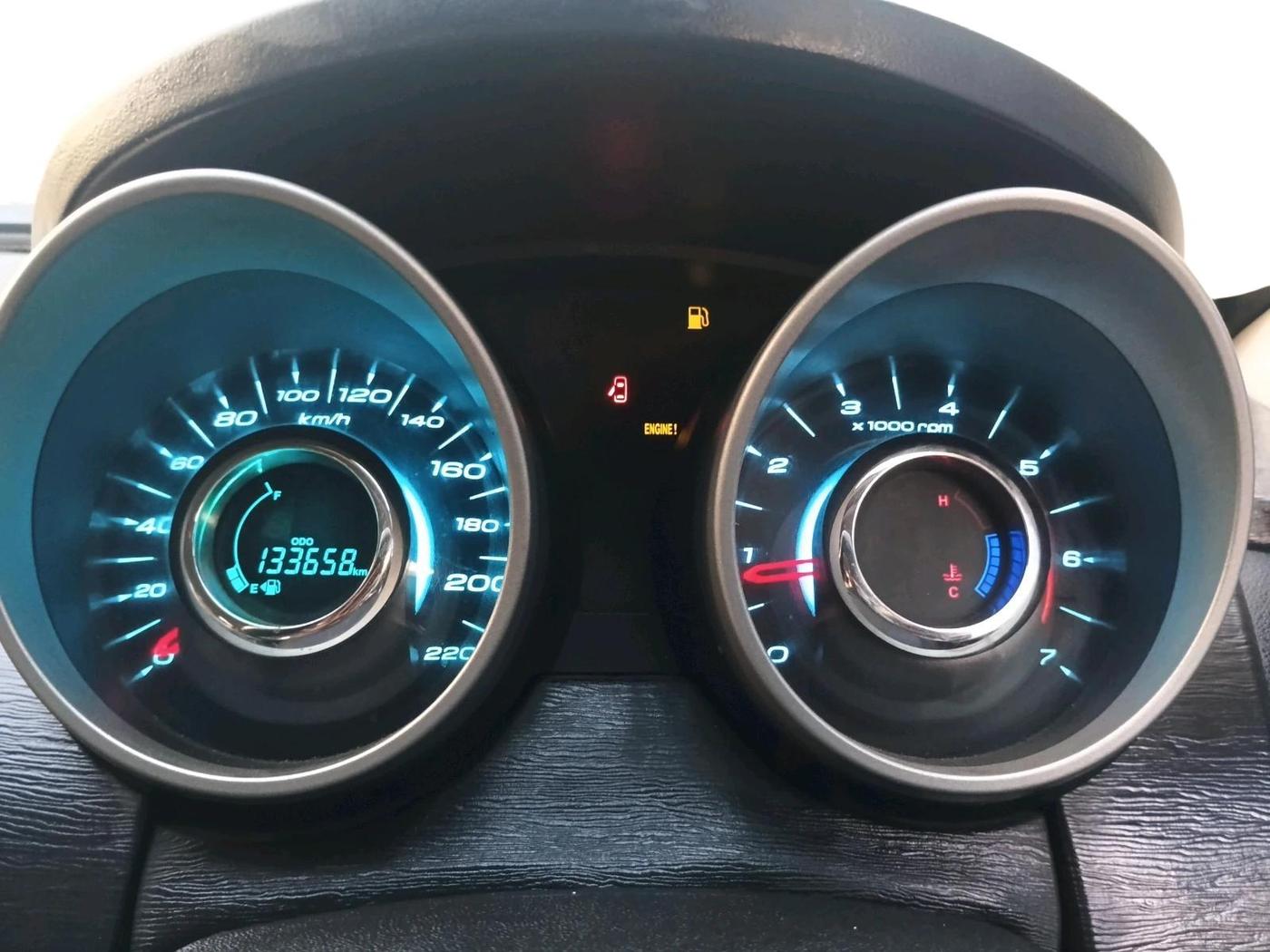 2015 Mahindra XUV500 W10, Diesel, Manual, 1,33,658 km, interior