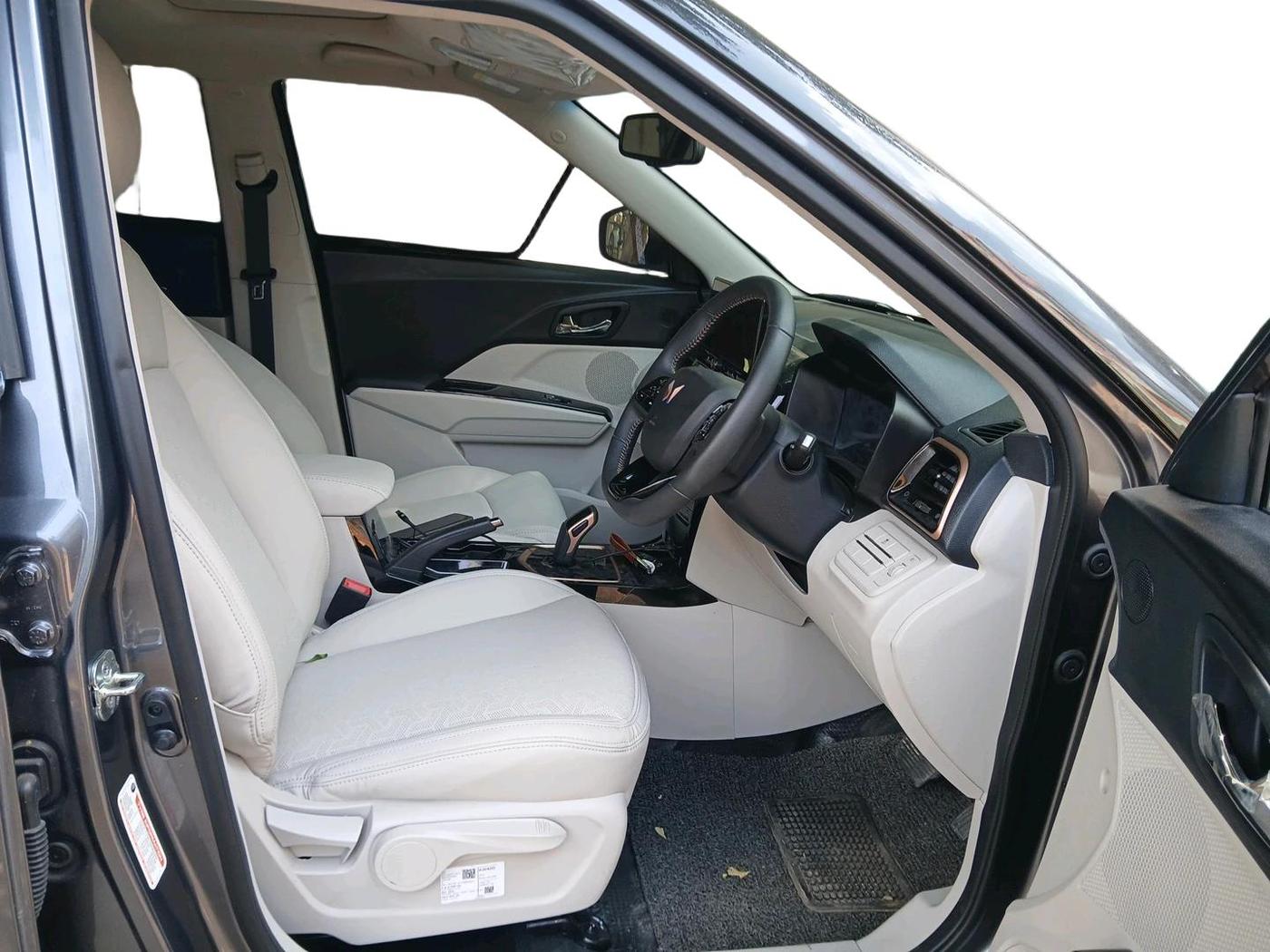 2026 Mahindra XUV400 EL 7.2 KW, Electric, Automatic, 1,423 km, interior