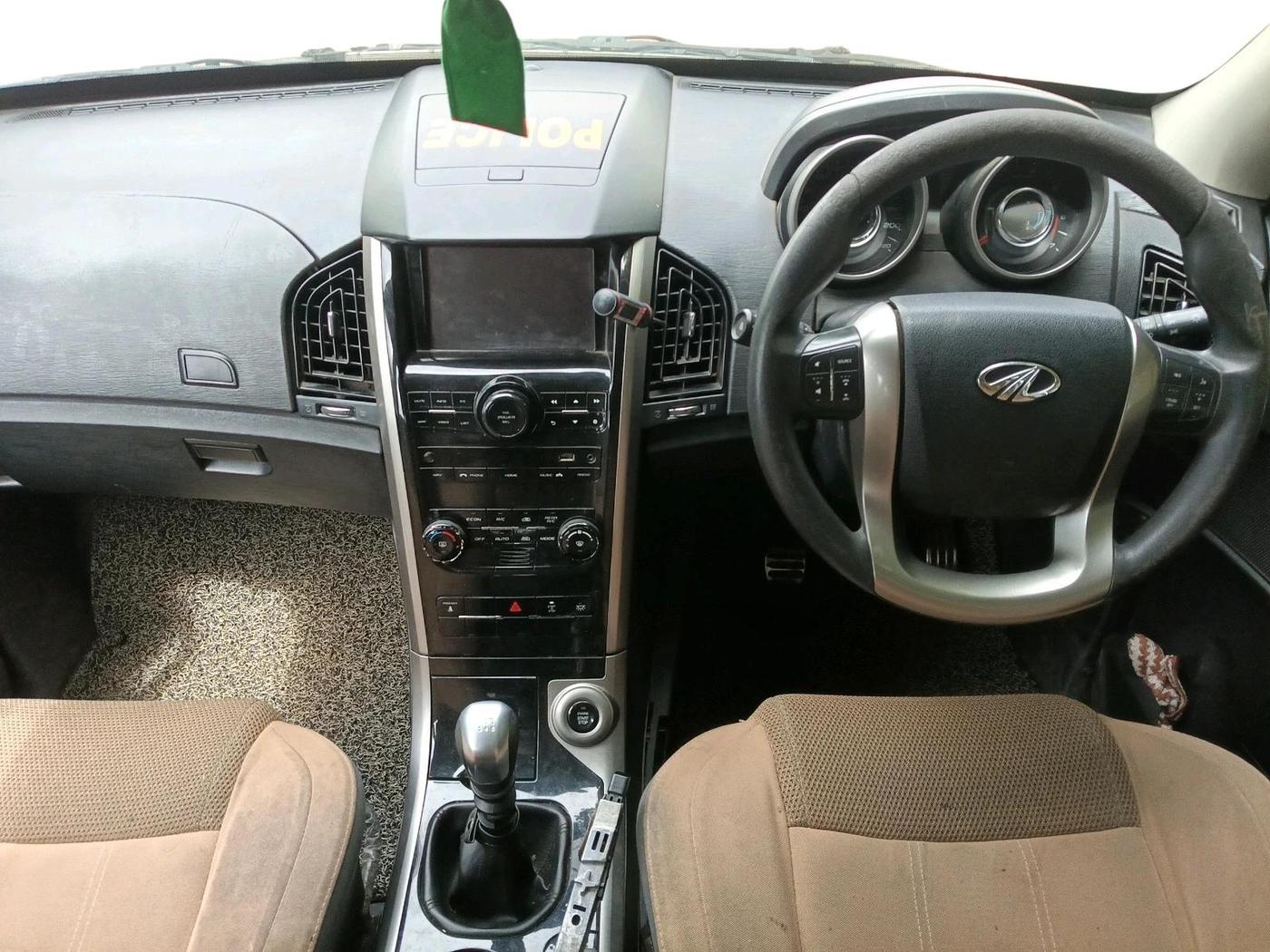 2018 Mahindra XUV500 W7, Diesel, Manual, 1,18,881 km, interior
