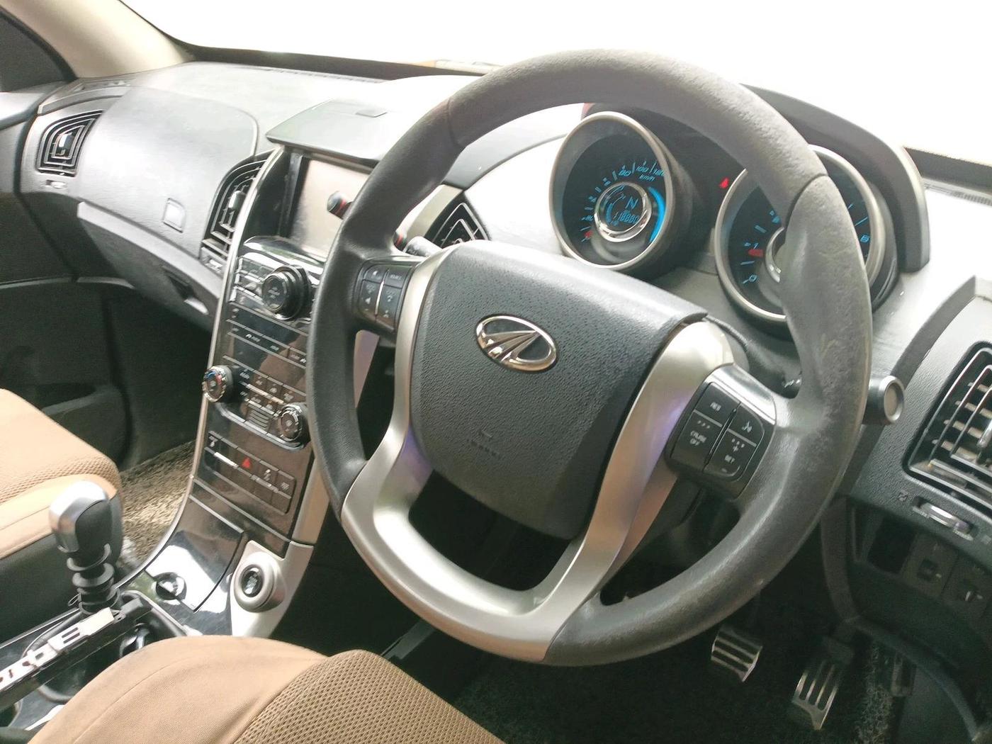 2018 Mahindra XUV500 W7, Diesel, Manual, 1,18,881 km, interior