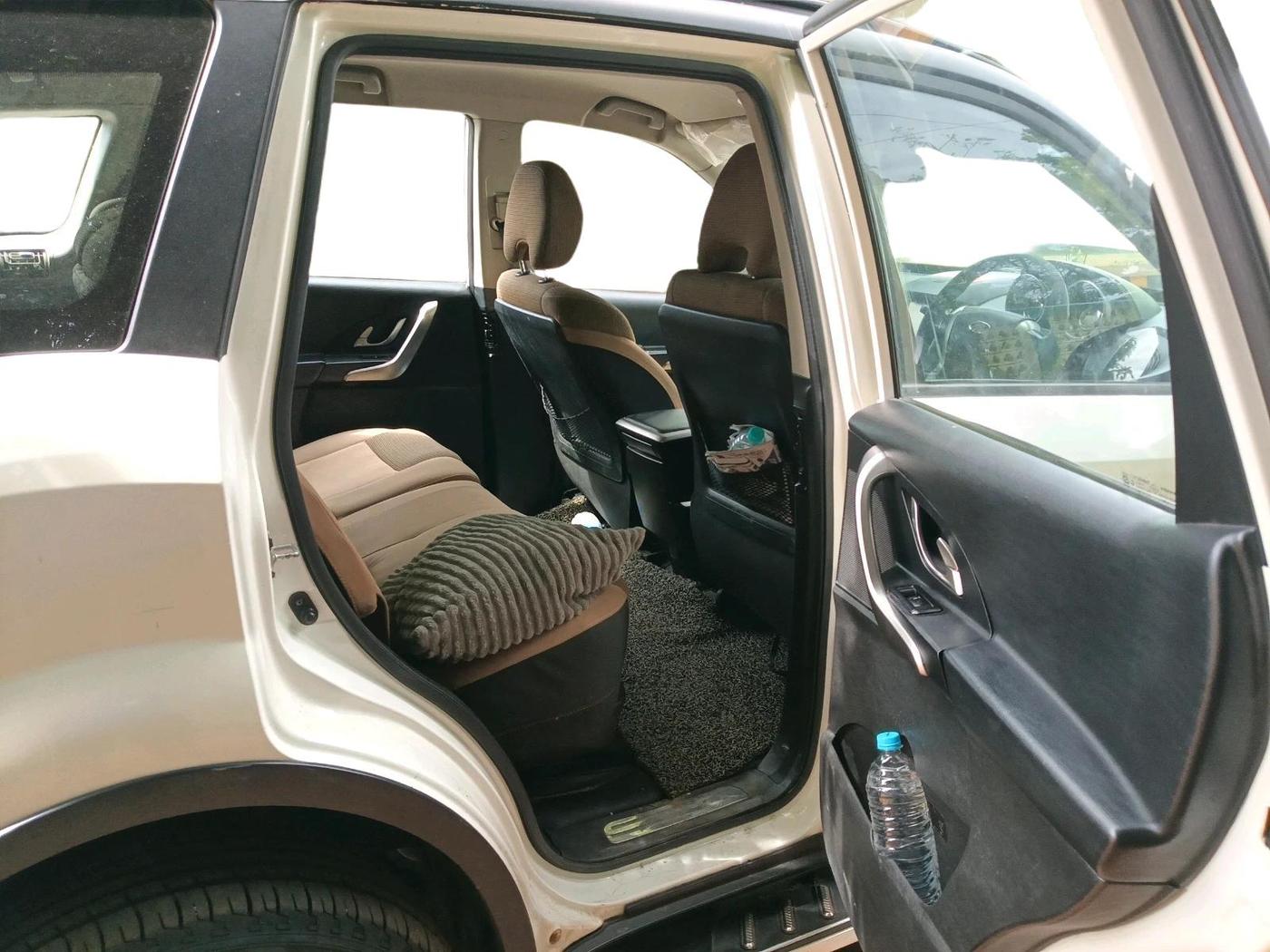 2018 Mahindra XUV500 W7, Diesel, Manual, 1,18,881 km, interior