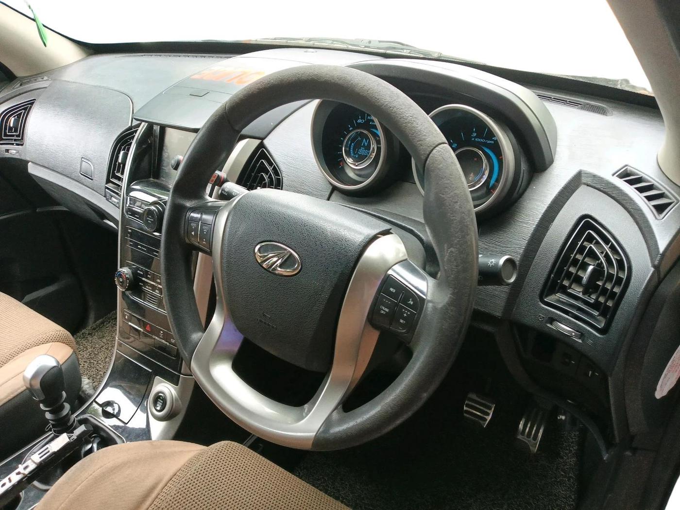 2018 Mahindra XUV500 W7, Diesel, Manual, 1,18,881 km, interior