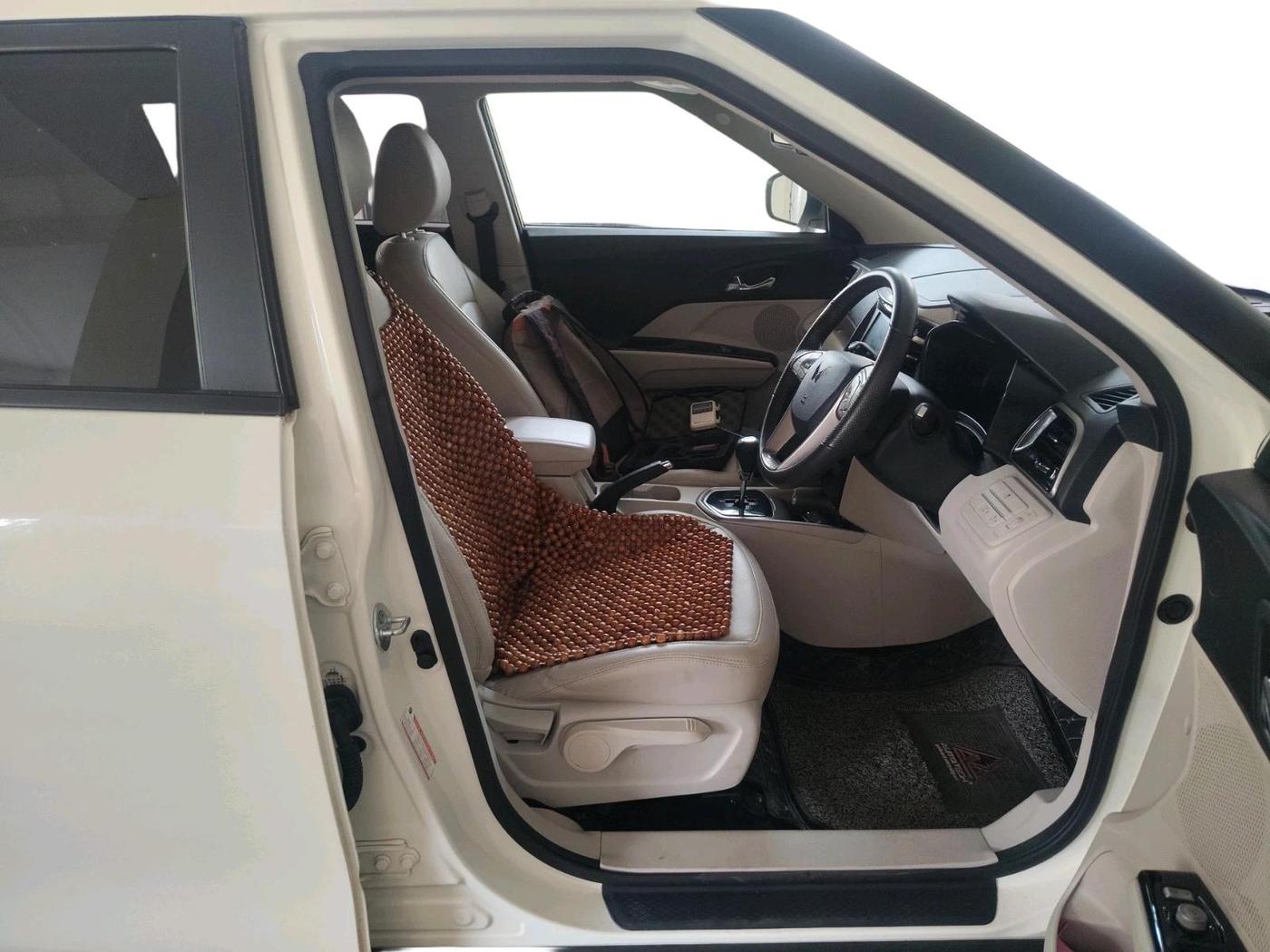 2023 Mahindra XUV300 W8 (O) 1.5 DIESEL AMT, Diesel, Automatic, 26,619 km, interior