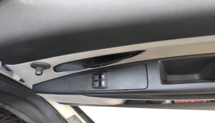 2014 Fiat Linea ACTIVE 1.4 L TJET, Petrol, Manual, 1,17,094 km, interior