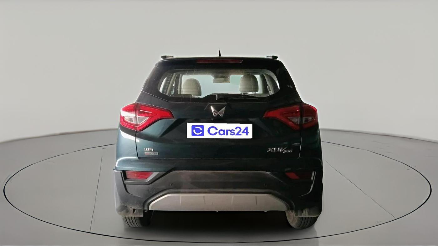 2024 Mahindra XUV300 W8 (O) 1.2 PETROL AMT, Petrol, Automatic, 23,082 km, exterior