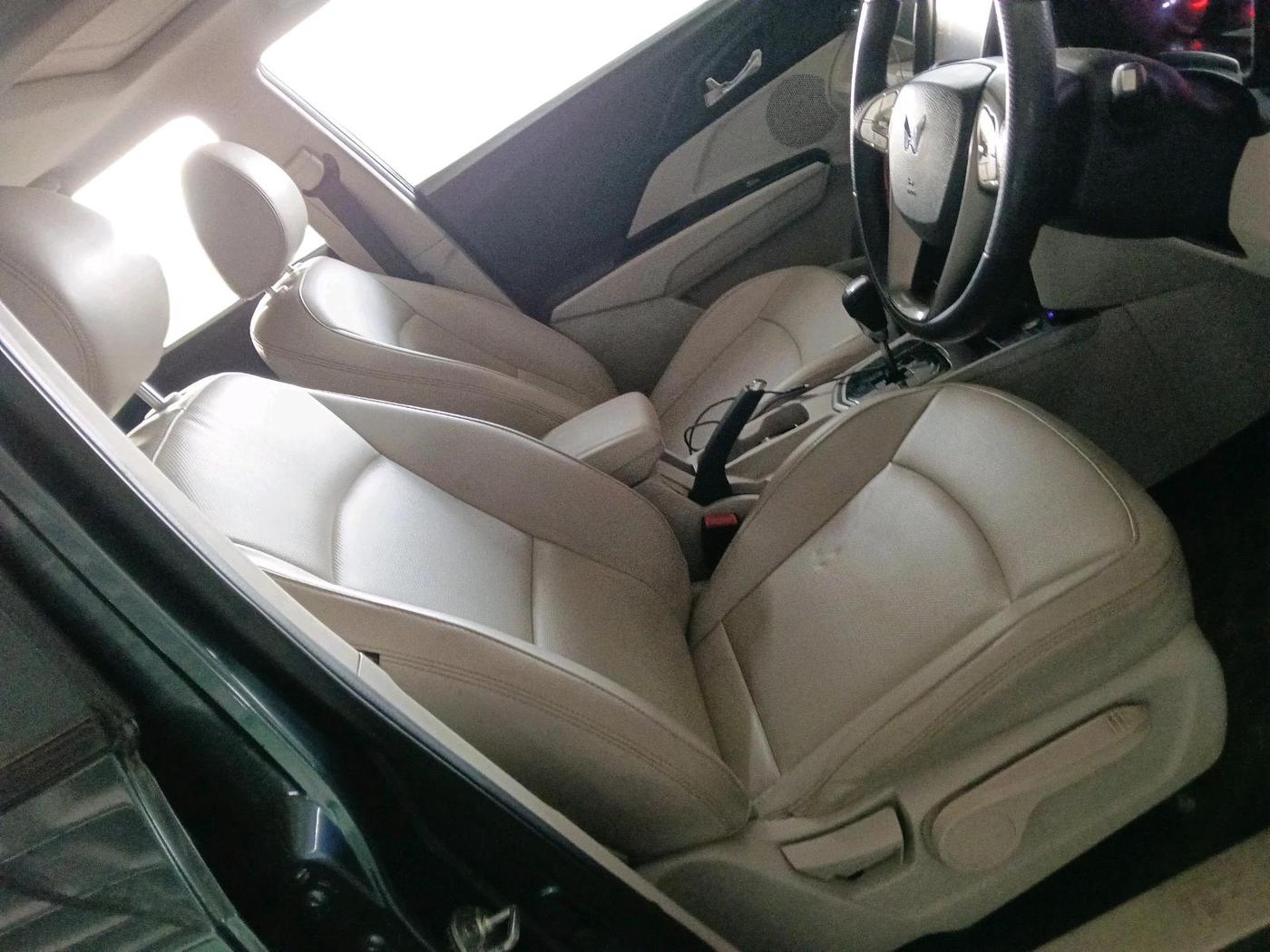 2024 Mahindra XUV300 W8 (O) 1.2 PETROL AMT, Petrol, Automatic, 23,082 km, interior