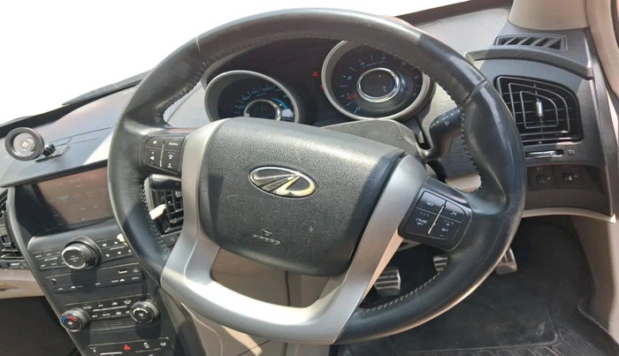 2015 Mahindra XUV500 W10, Diesel, Manual, 1,25,044 km, interior