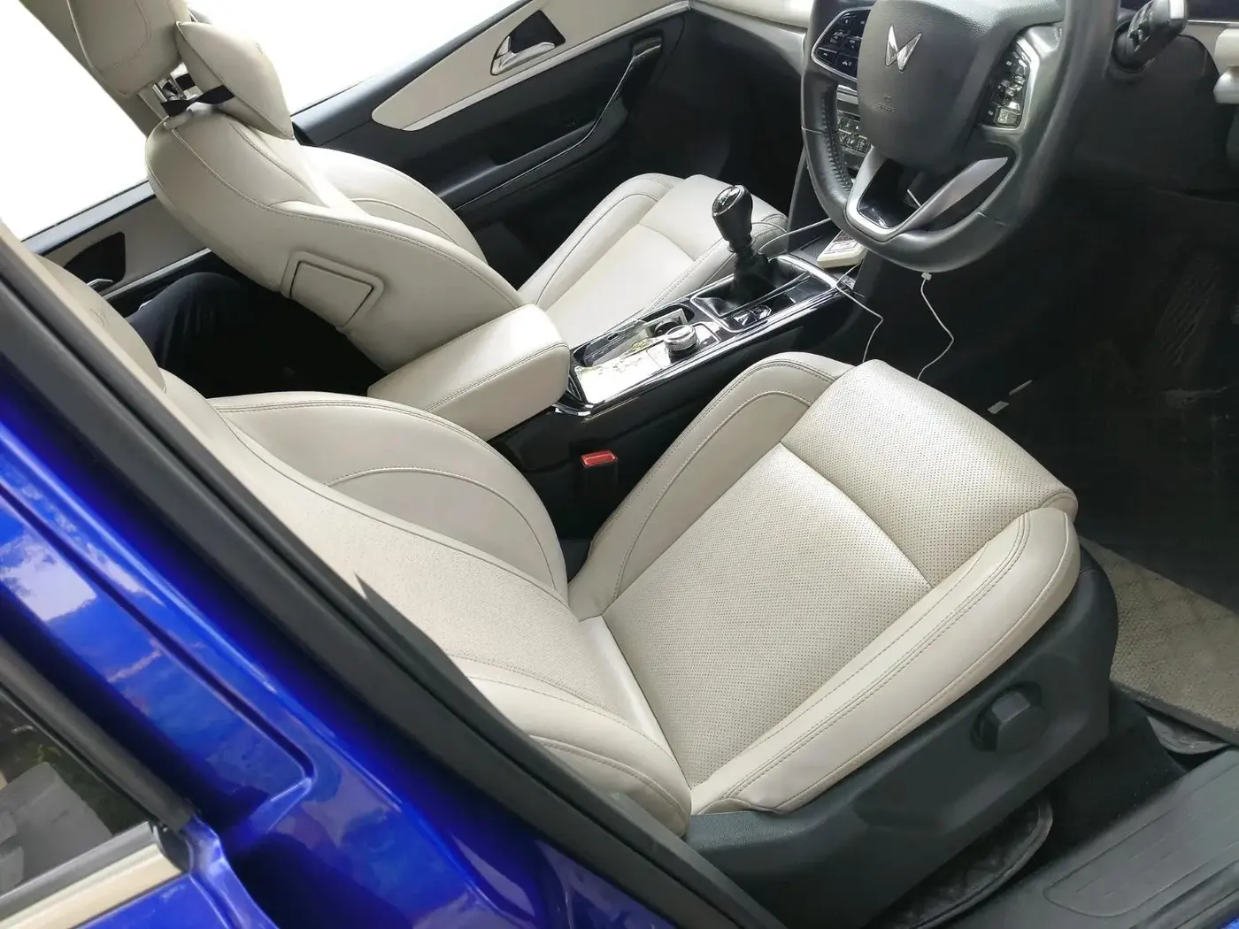 2021 Mahindra XUV700 AX 7 LUXURY D MT 7 STR, Diesel, Manual, 1,08,733 km, interior