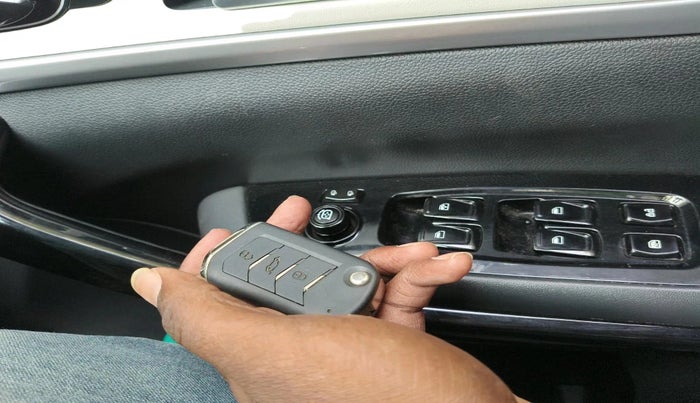 2021 Mahindra XUV700 AX 7 LUXURY D MT 7 STR, Diesel, Manual, 1,08,733 km, interior