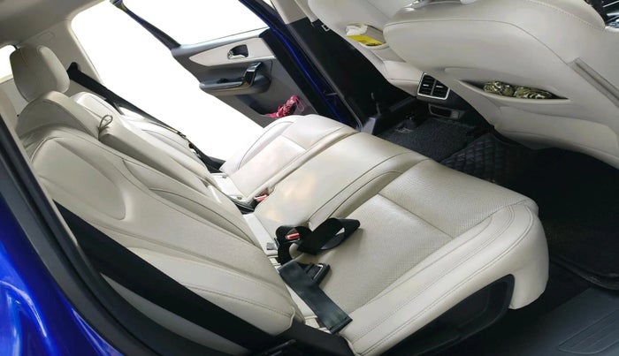 2021 Mahindra XUV700 AX 7 LUXURY D MT 7 STR, Diesel, Manual, 1,08,733 km, interior