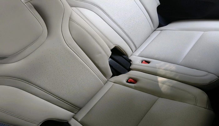 2021 Mahindra XUV700 AX 7 LUXURY D MT 7 STR, Diesel, Manual, 1,08,733 km, interior