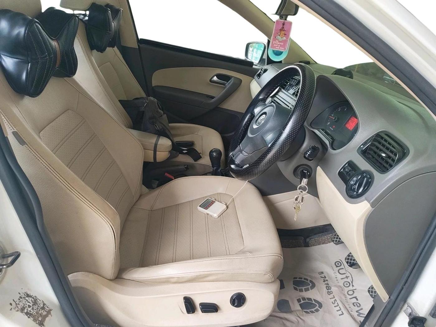 2013 Volkswagen Vento HIGHLINE DIESEL 1.6, Diesel, Manual, 1,74,435 km, interior