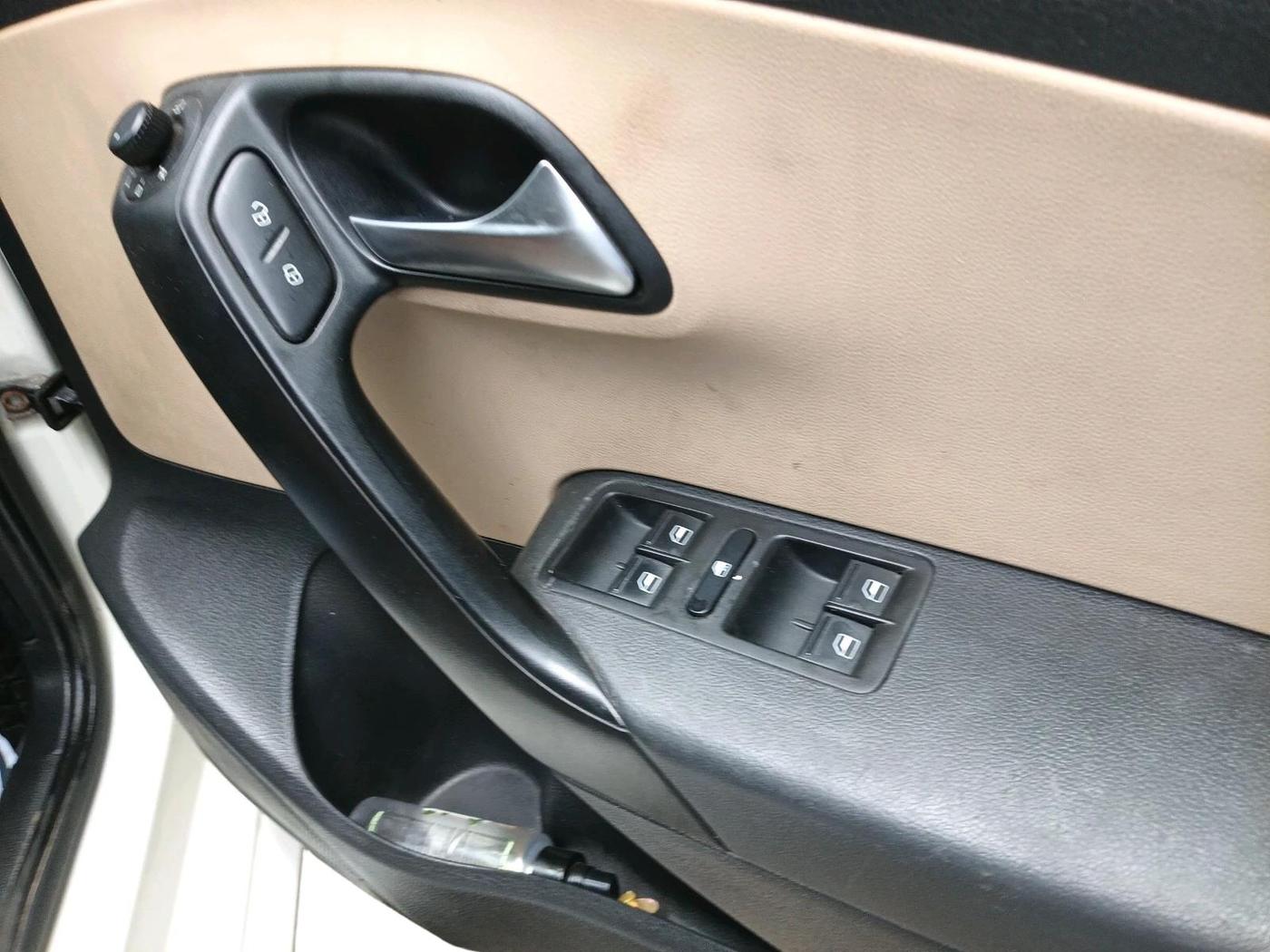 2017 Volkswagen Ameo HIGHLINE PLUS 1.5L AT 16 ALLOY, Diesel, Automatic, 79,886 km, interior