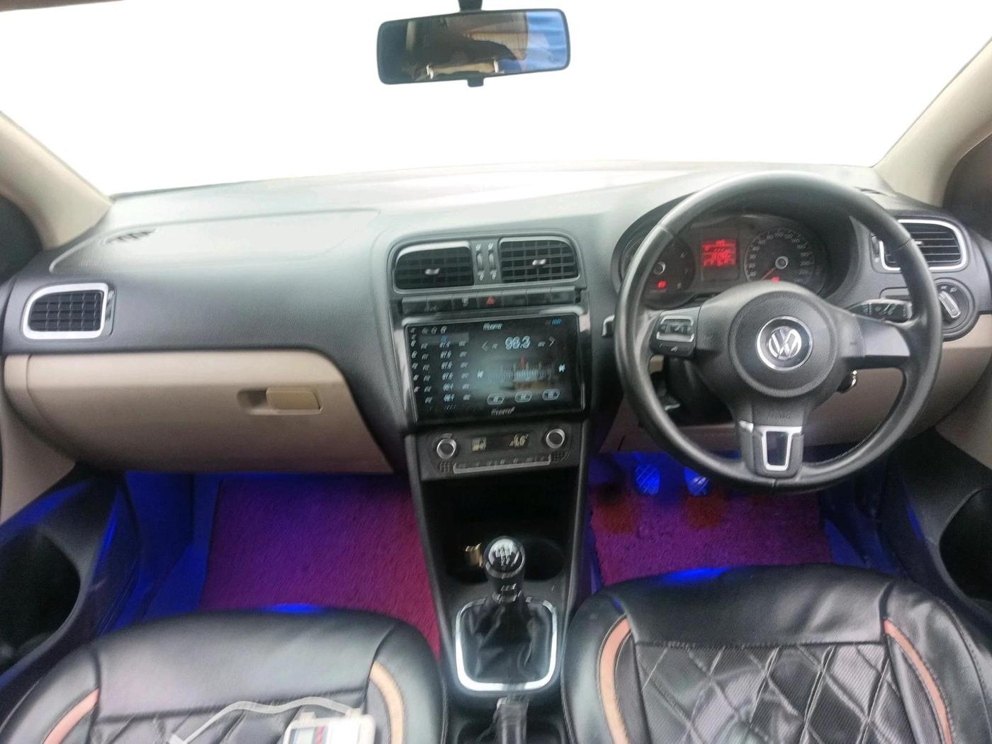 2014 Volkswagen Polo HIGHLINE1.2L, Petrol, Manual, 1,31,762 km, interior