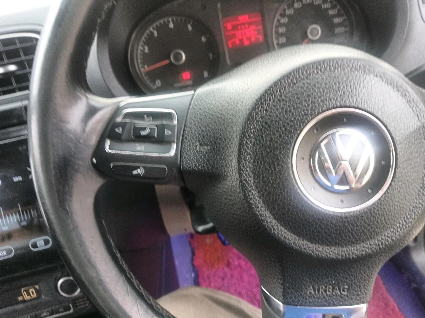 2014 Volkswagen Polo HIGHLINE1.2L, Petrol, Manual, 1,31,762 km, interior
