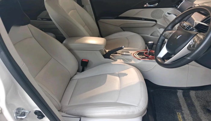 2022 Mahindra XUV300 W8 (O) 1.2 PETROL AMT, Petrol, Automatic, 61,190 km, interior