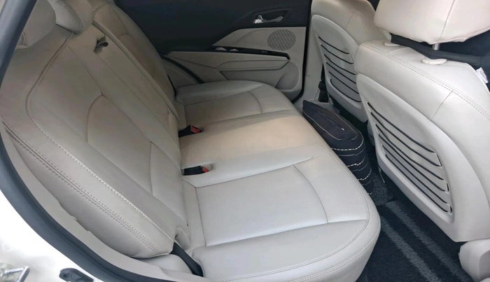 2022 Mahindra XUV300 W8 (O) 1.2 PETROL AMT, Petrol, Automatic, 61,190 km, interior