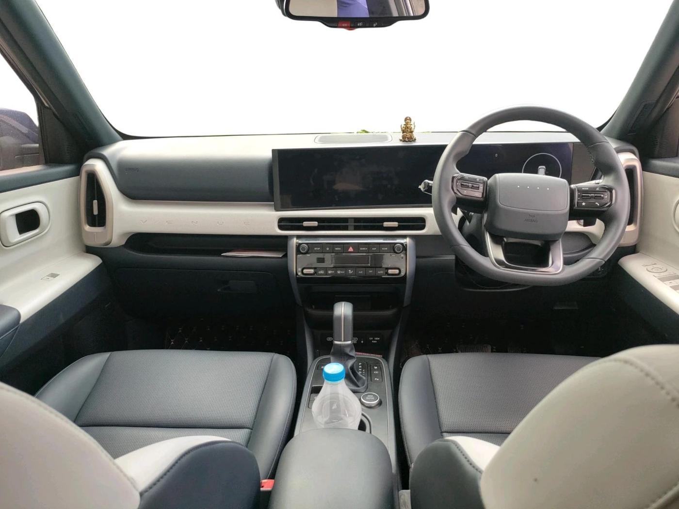 2025 Hyundai VENUE HX 10 1.5 Diesel AT, Diesel, Automatic, 11,500 km, interior