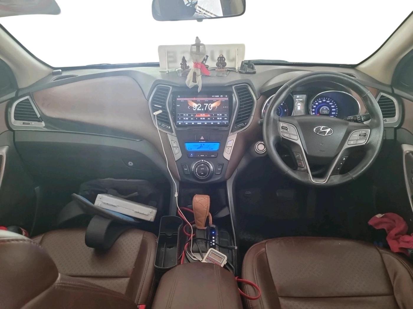 2014 Hyundai Santa Fe 2 WD AT, Diesel, Automatic, 1,65,881 km, interior